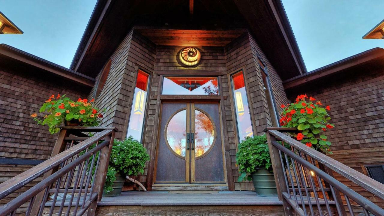 Stillpoint Lodge - All-Inclusive Halibut Cove Экстерьер фото